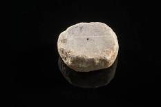 ajándék: "nano"függetlenségi nyilatkozatotak tartalmazó chip a jeruzsálemi kövön, részletek http://www1.technion.ac.il/_local/includes/blocks/news-items/130317-gift/news-item-en.htm (foto: technion.ac.il)